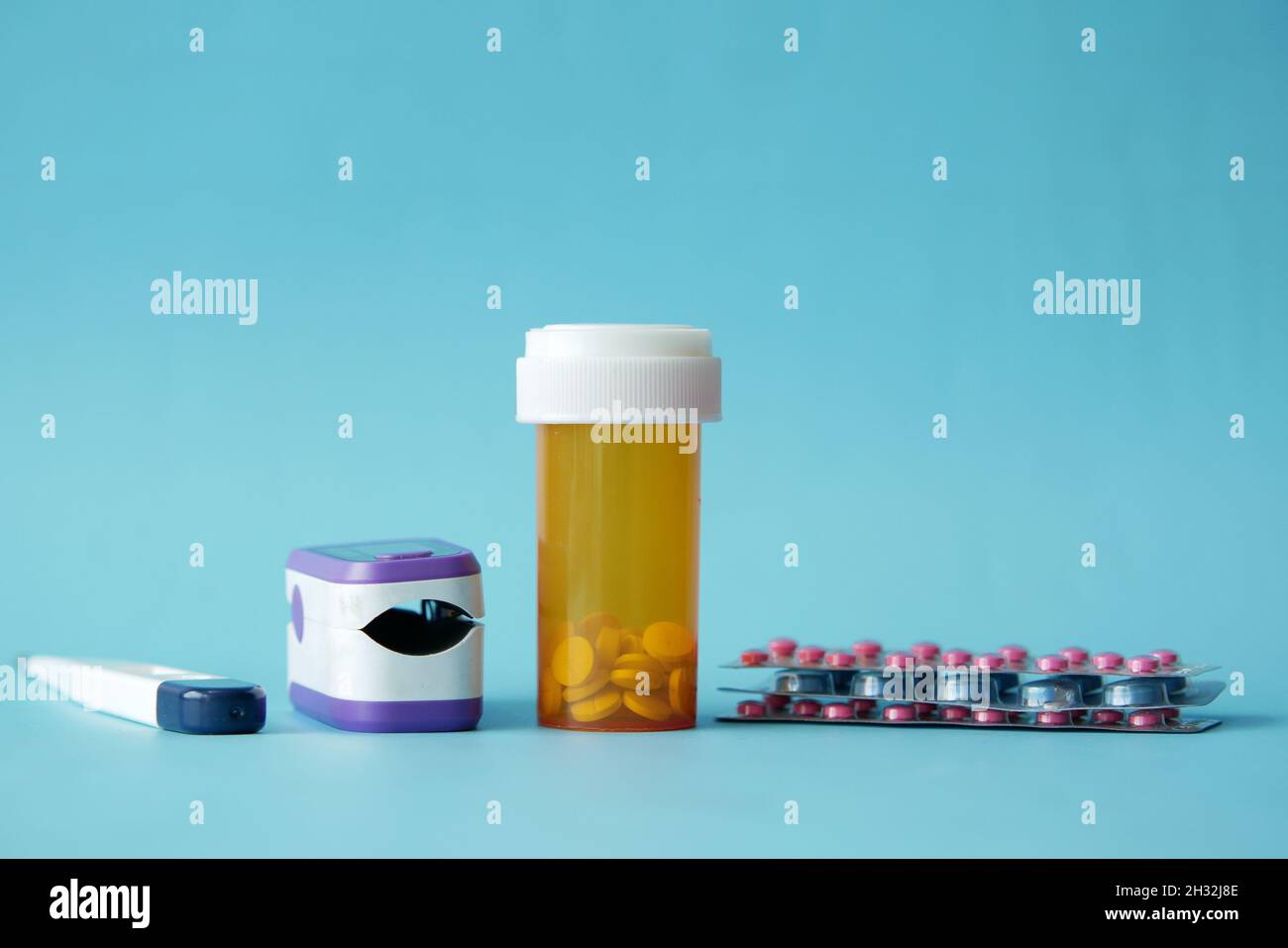oxymètre de pouls, pilules médicales et blister sur fond bleu Banque D'Images