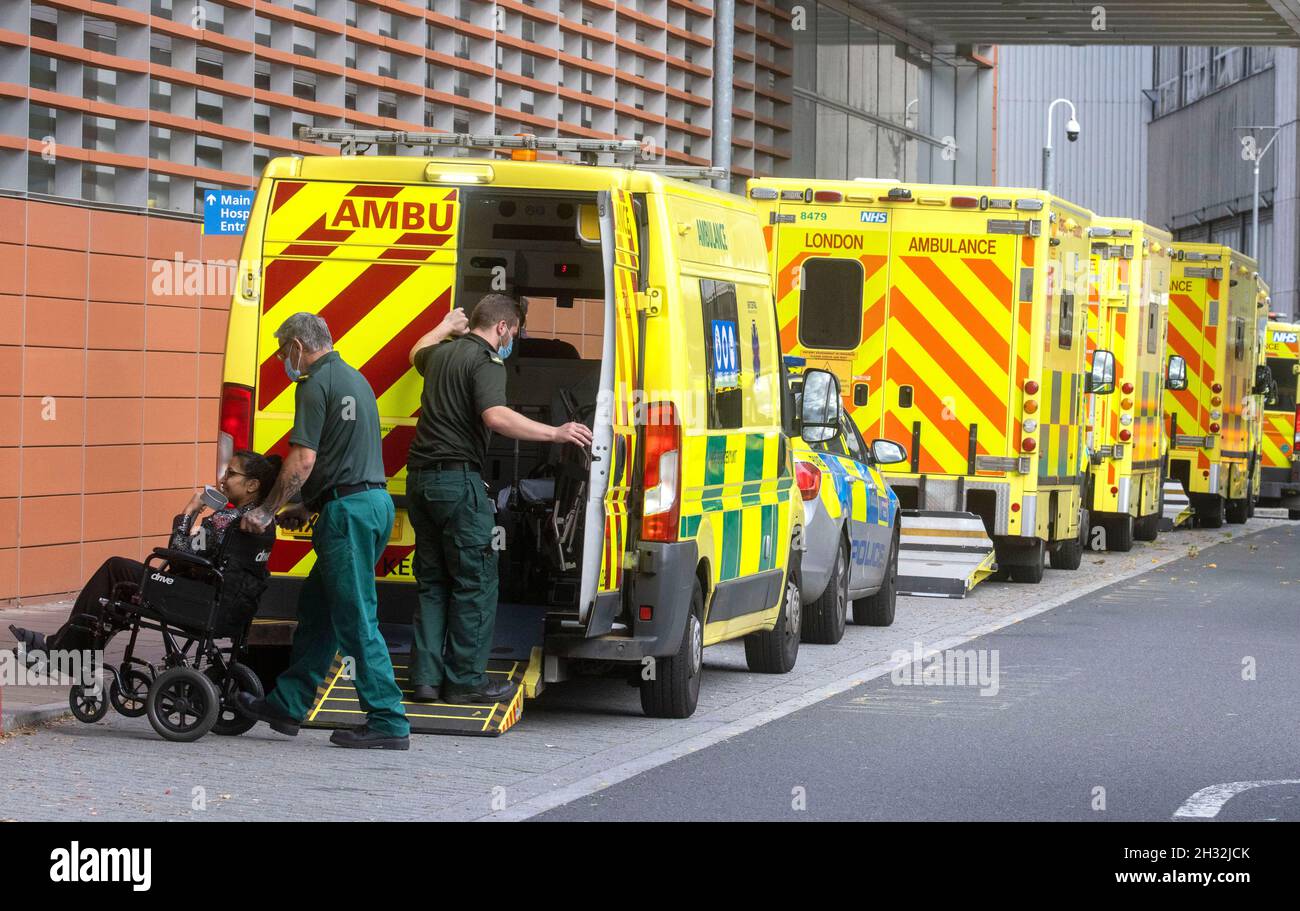 Londres, Royaume-Uni.25 octobre 2021.Un flux régulier de patients arrivant à l'hôpital de Whitechapel.Le chancelier a son budget cette semaine et a annoncé qu'il allait donner 5.9 milliards de livres sterling pour s'attaquer au retard du NHS.Crédit : Mark Thomas/Alay Live News Banque D'Images