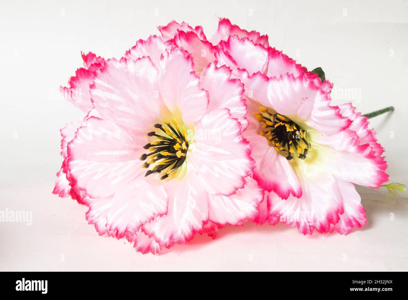 Fleurs artificielles sur fond clair.Bouquet de fleurs gros plan Banque D'Images