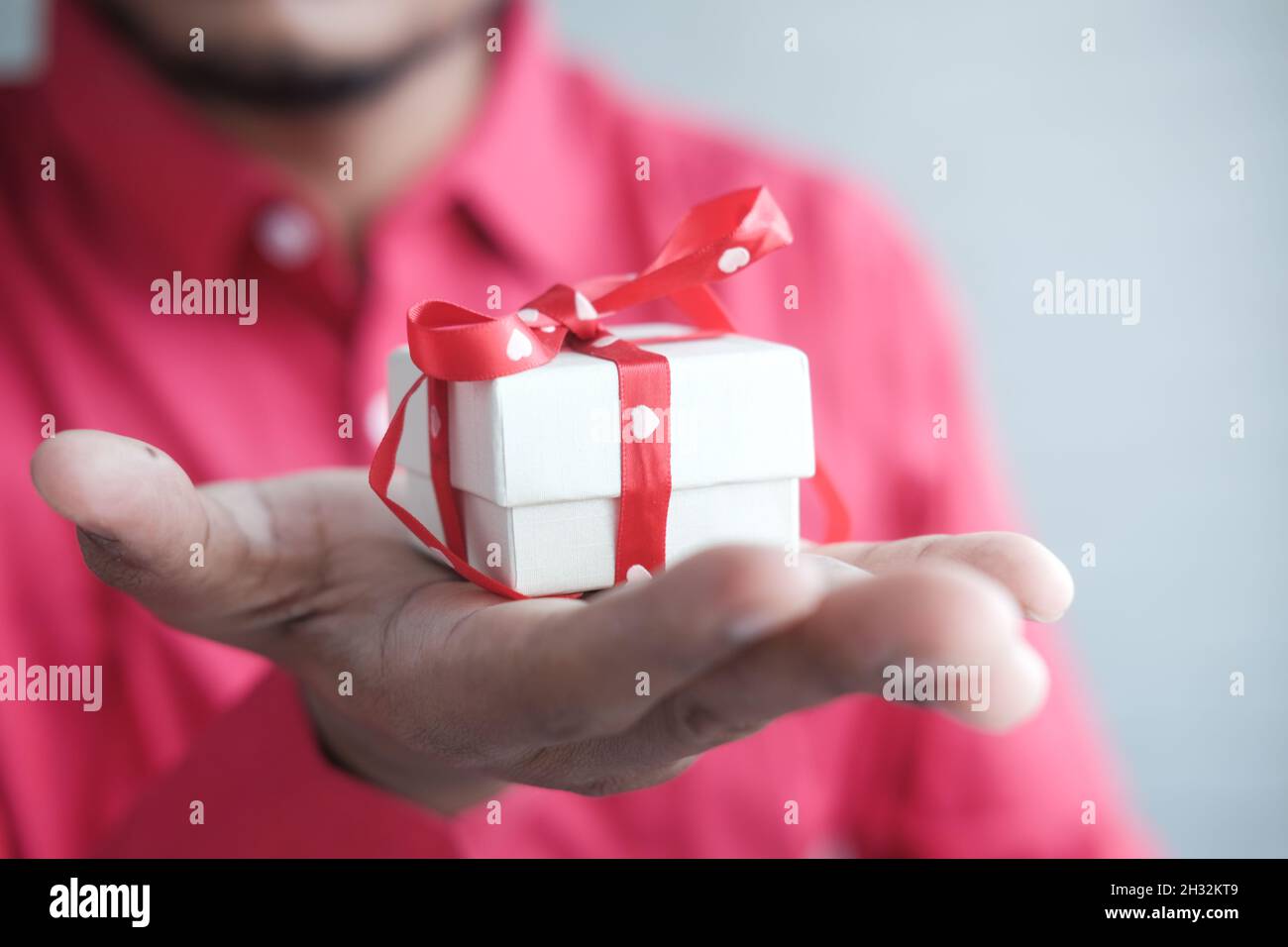 boîte-cadeau pour homme à main, gros plan Photo Stock - Alamy