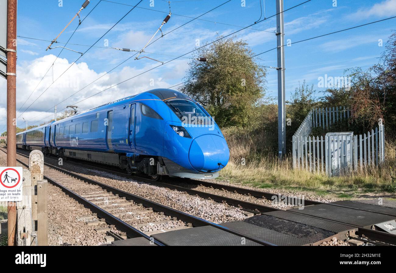 Retford, Nottinghamshire, Angleterre, Royaume-Uni.25 octobre 2021.Lumo, le nouvel opérateur ferroviaire East Coast Mainline, propriété de FirstGroup, basé à Aberdeen, commence aujourd'hui son service de train qui assure deux services de retour quotidiens entre London King's Cross et Edinburgh Waverley.Ce nouvel opérateur utilisant le train électrique Azuma et peint dans une couleur bleue très distinctive espère attirer les passagers des compagnies aériennes entre les villes de la capitale avec ses prix réduits.Crédit : Alan Keith Beastaall/Alay Live News Banque D'Images