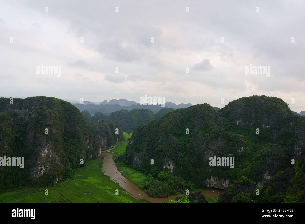 Vue aérienne de Ninh Binh depuis les montagnes de Mau Cave par temps de pluie Banque D'Images