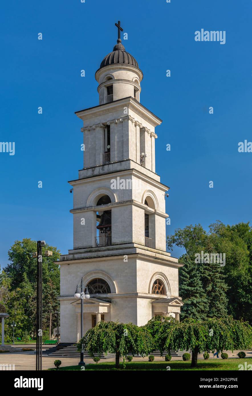 Chisinau, Moldova – 12.09.2021.Clocher dans le parc de la cathédrale de Chisinau, en Moldavie, le jour d'automne ensoleillé Banque D'Images