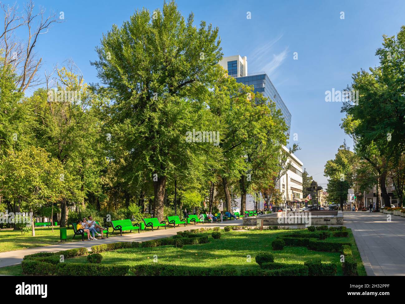 Chisinau, Moldova – 12.09.2021.Parc de la cathédrale de Chisinau en Moldavie, par une journée d'automne ensoleillée Banque D'Images