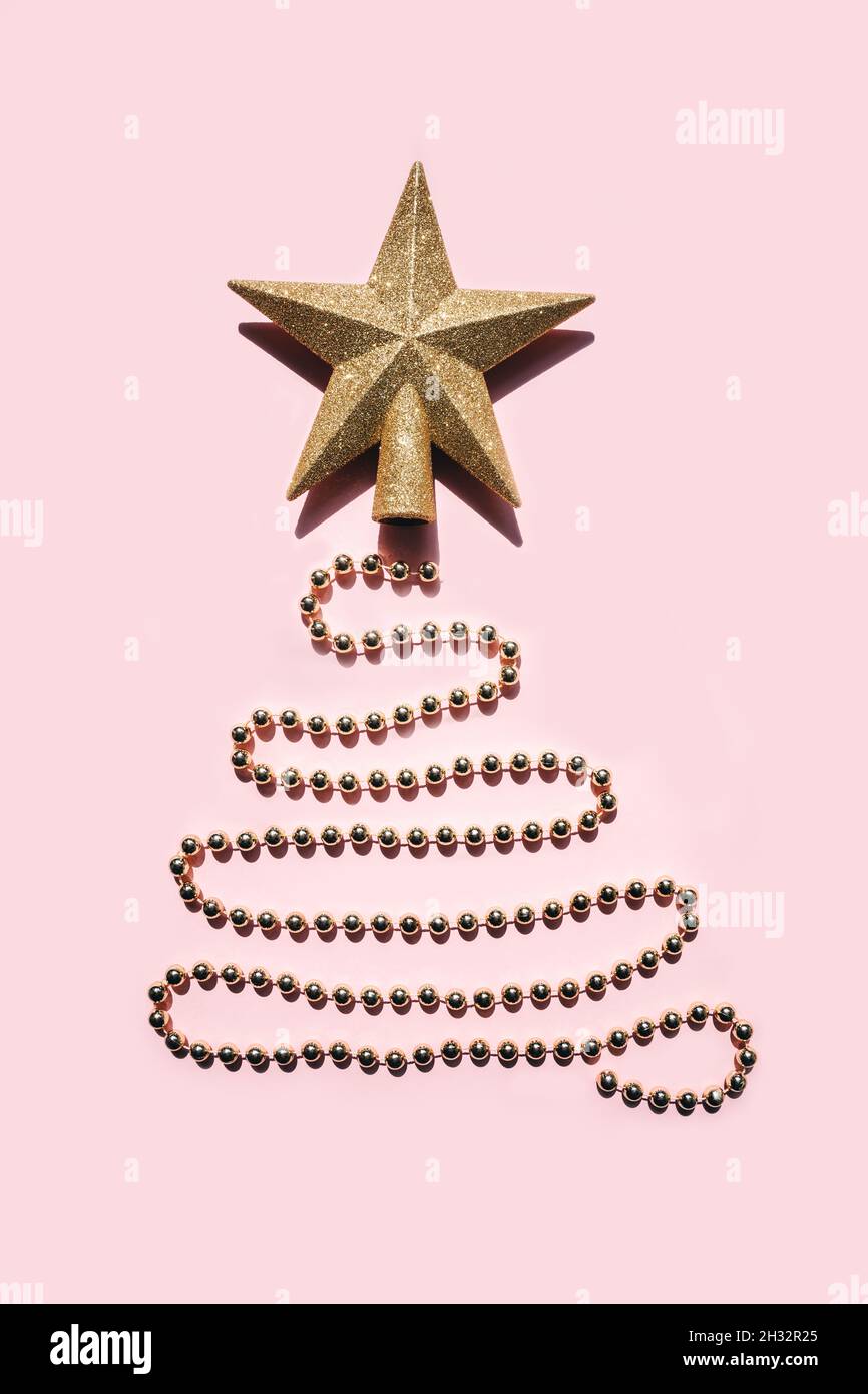 Arbre de Noël en perles dorées et étoile sur rose, vue de dessus.Concept Noël et nouvel an. Banque D'Images