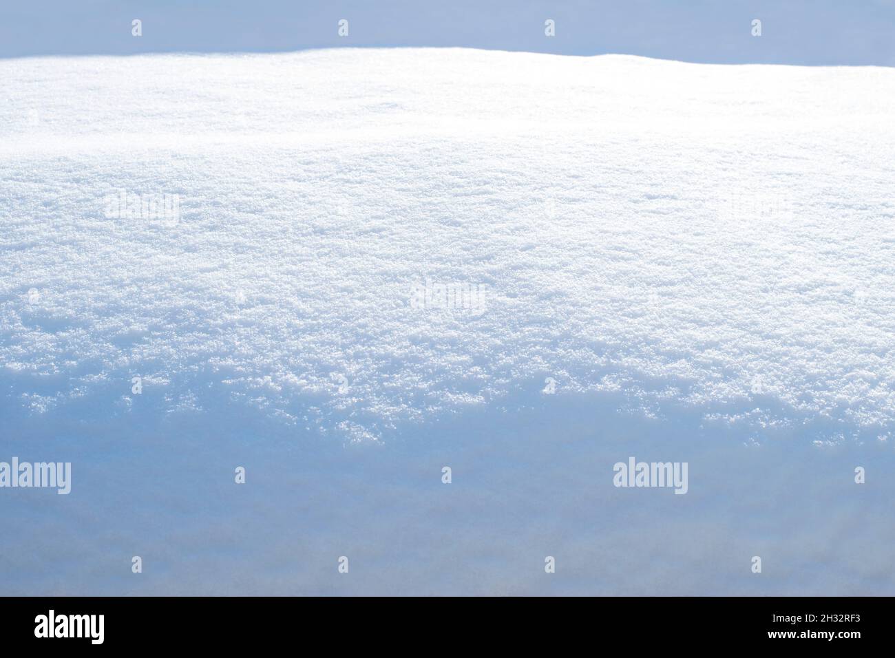 Hiver ensoleillé fond de neige blanc avec ligne d'horizon. Banque D'Images