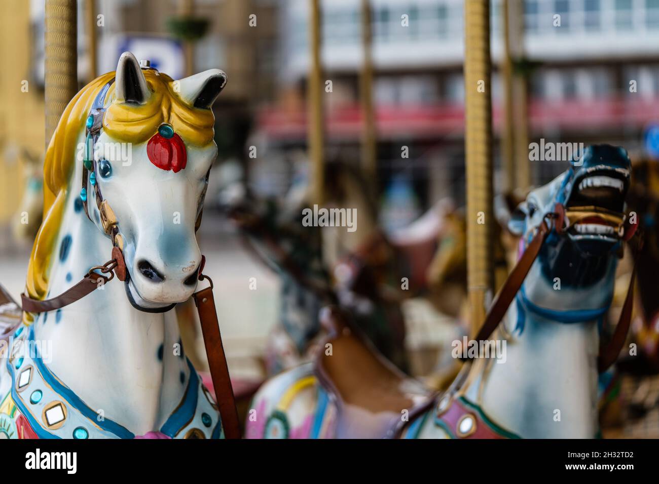 Chevaux du champ de foire dans la ville de La Coruna en Galice, le plaisir des enfants en été. Banque D'Images