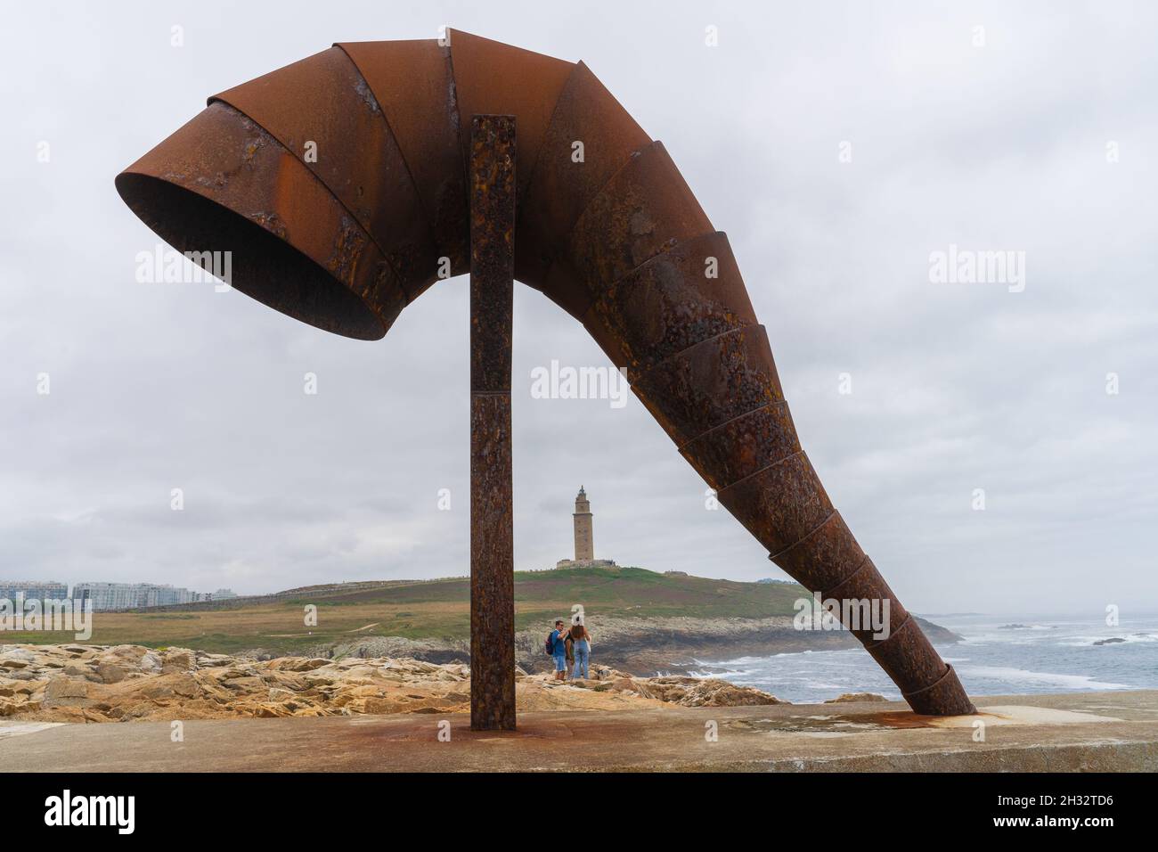 Sculpture de la Caracola et en arrière-plan la Tour d'Hercules dans la ville de La Coruna en Galice, Espagne Banque D'Images