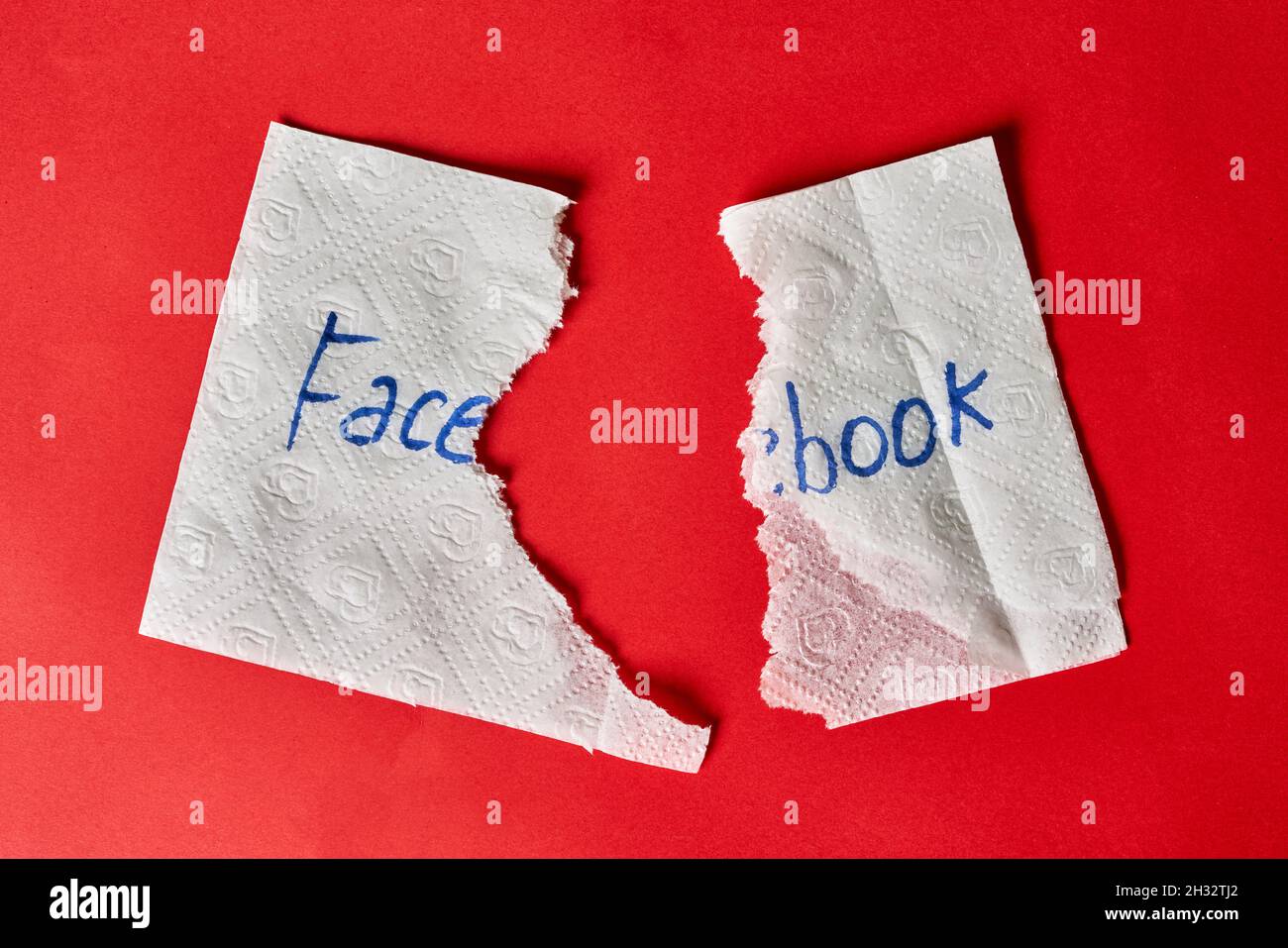 Tachkent, Ouzbékistan - 22 octobre 2021 : logo Facebook sur une serviette en papier déchirée.Symbole de fermeture de Facebook, fuites de données, changement de nom Banque D'Images