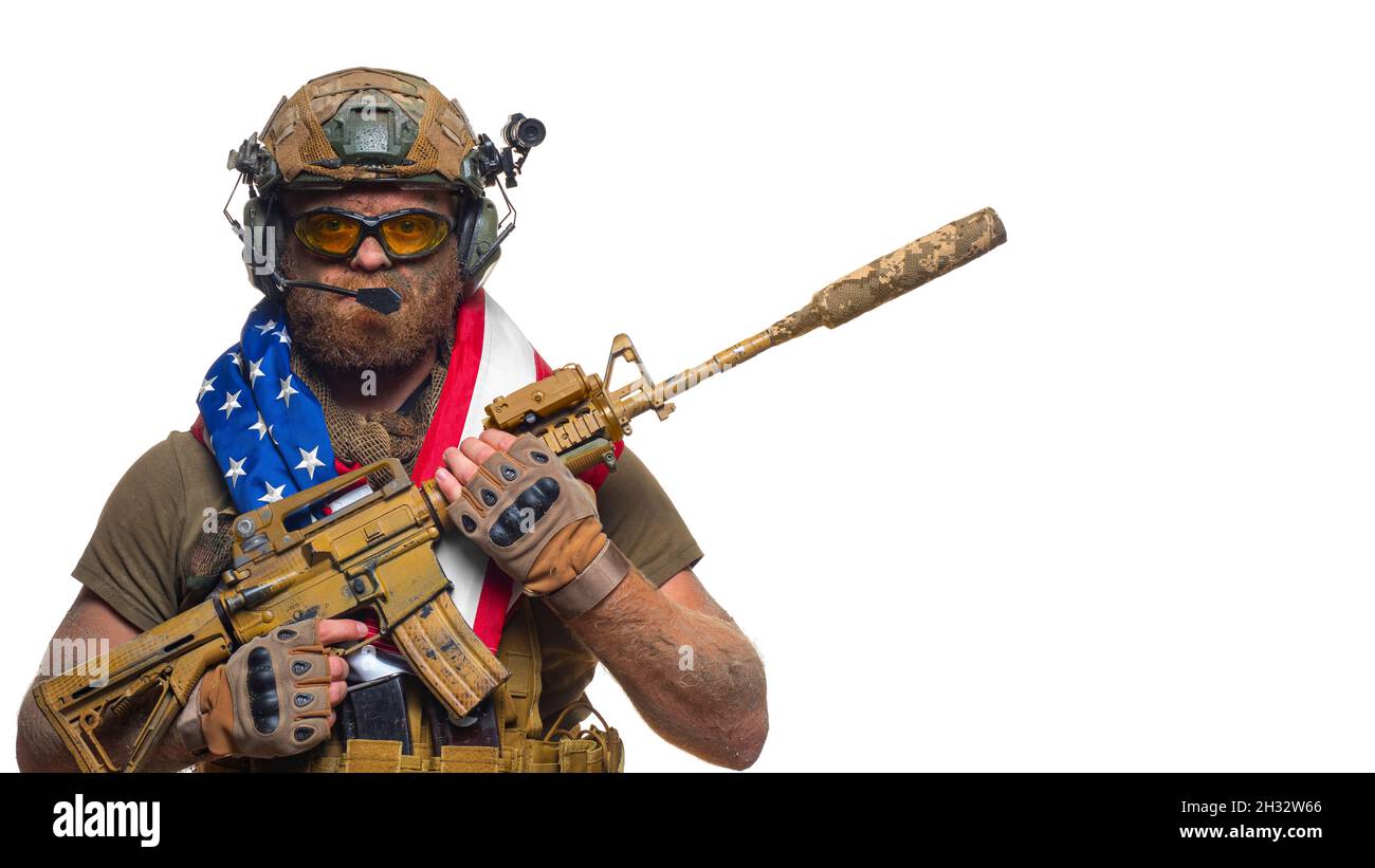 Un soldat américain porte un drapeau sur ses épaules sur fond blanc.Concept du jour du souvenir des anciens combattants.Jour des anciens combattants.Formulaire photo Banque D'Images