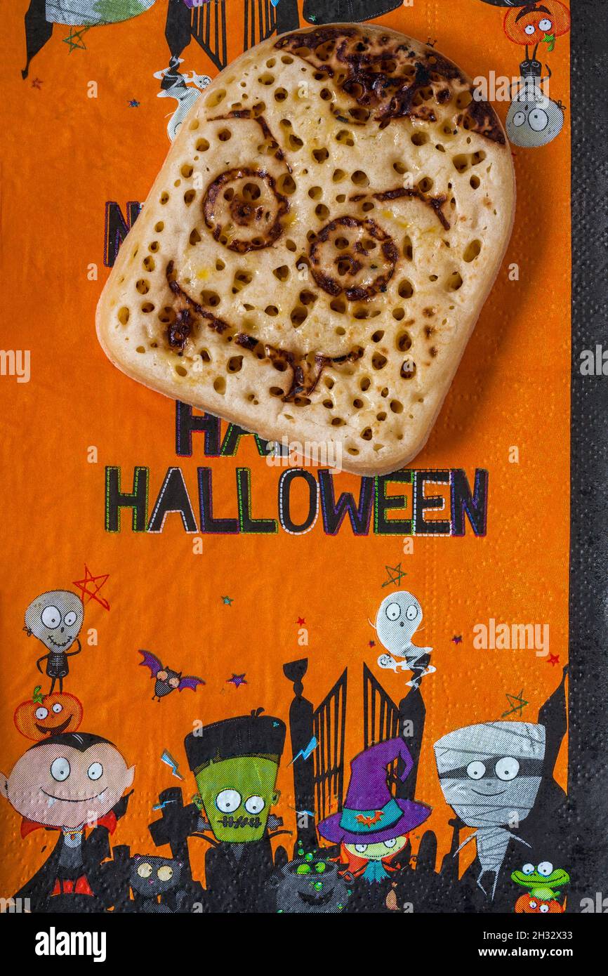M&S Vampire Crumpets effroyablement moelleux et délicieux prêt pour une bonne bouchée sur une serviette de serviette de Halloween heureuse - idéal pour Halloween Banque D'Images