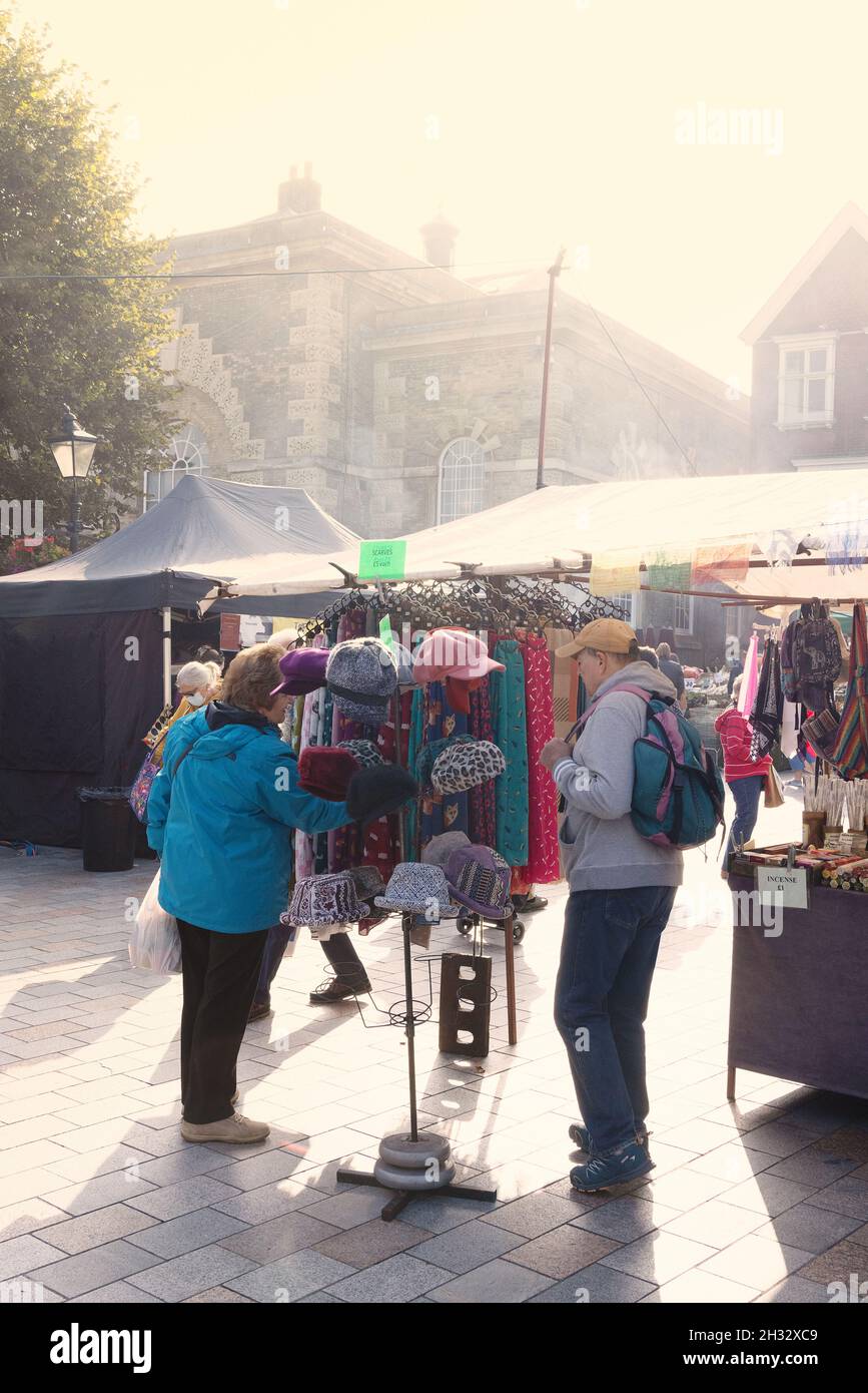 Marché shopping au Royaume-Uni; gens shopping, marché de Salisbury dans la matinée, place du marché de Salisbury, Salisbury Wiltshire Angleterre Royaume-Uni Banque D'Images