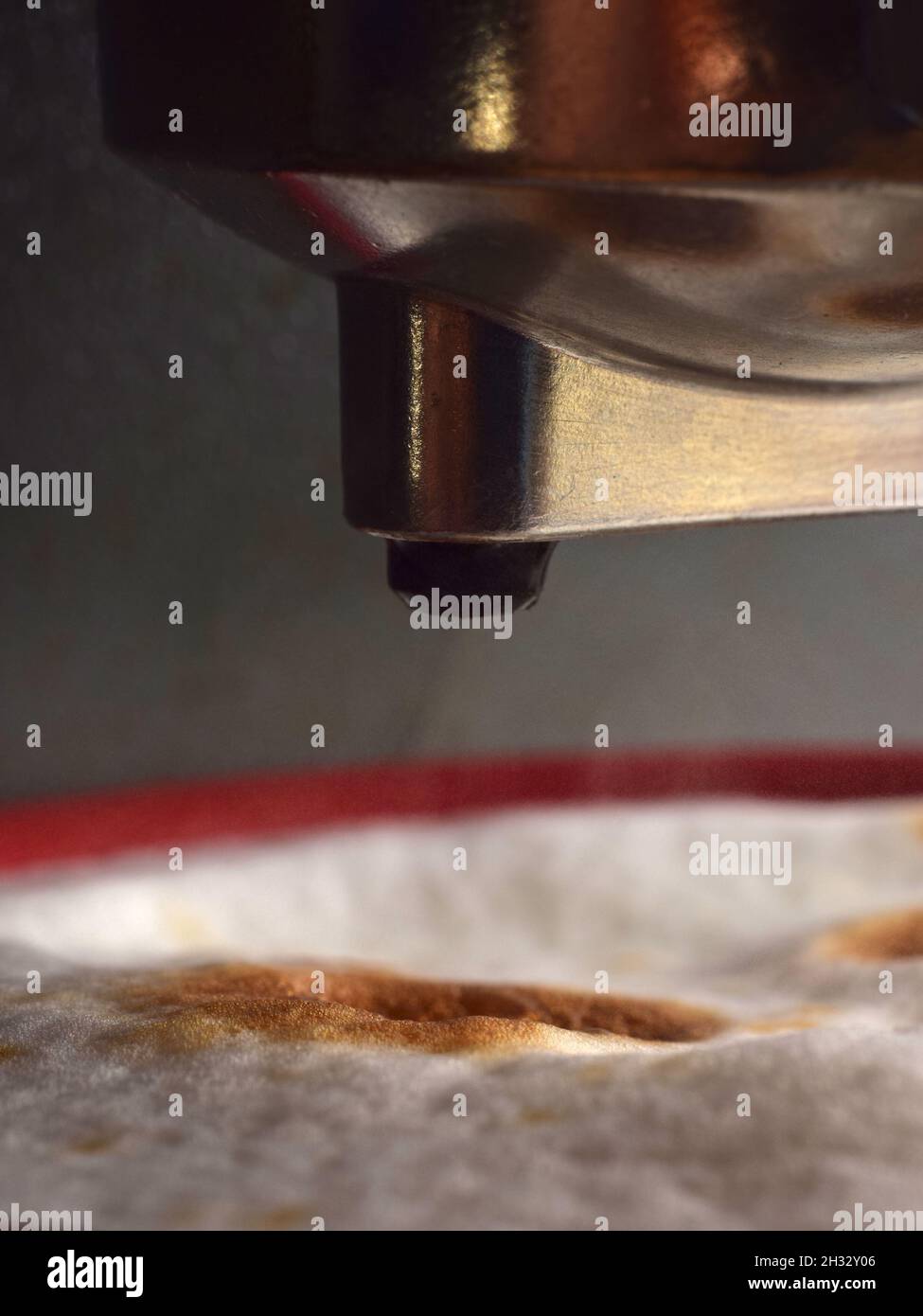 Gros plan de l'espresso versé dans la mousse de lait vapeur d'un café Latte Banque D'Images