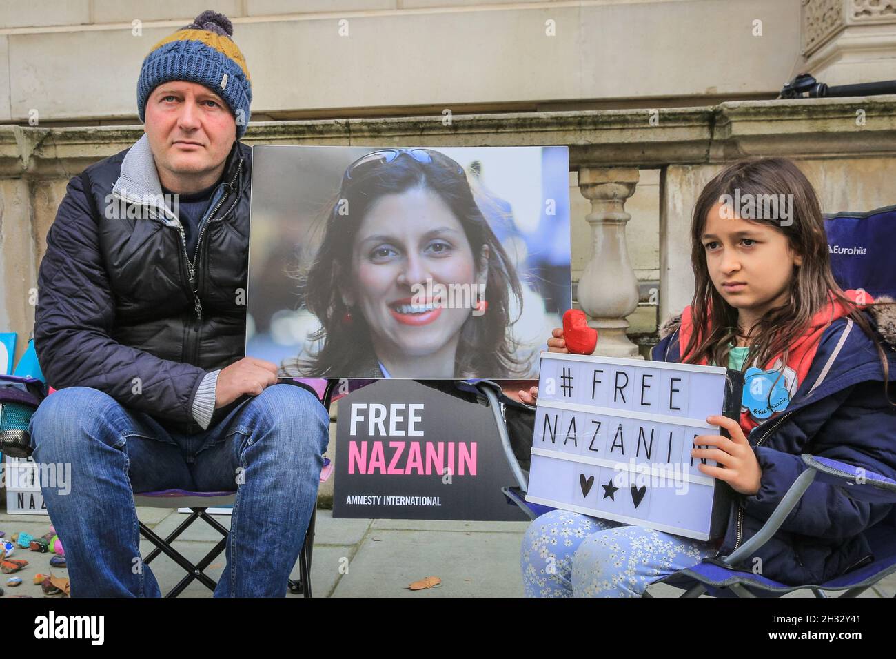 Westminster, Londres, Royaume-Uni.25 octobre 2021.Richard Radcliffe aujourd'hui, à l'extérieur du Foreign Office à Londres, avec leur fille Gabriella.Radcliffe en grève de la faim pour continuer à mettre en lumière la situation de son épouse Nazanin Zaghari-Radcliffe, qui est toujours détenue en Iran.Il prévoit de dormir dans une tente devant le Foreign Office de Londres pour faire pression sur le Premier ministre Boris Johnson.Credit: Imagetraceur/Alamy Live News Banque D'Images