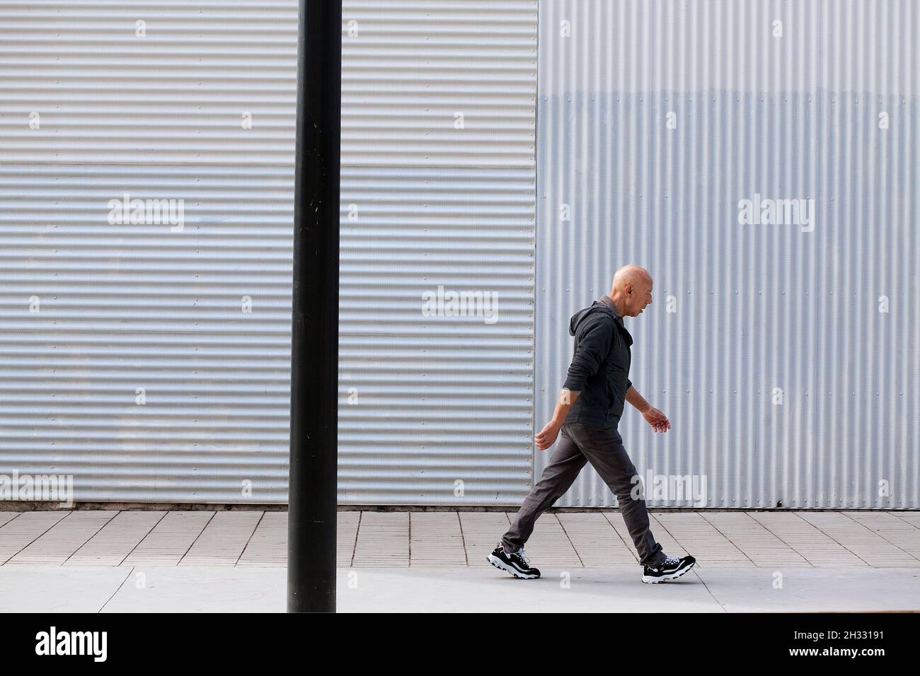 Homme marchant dans la rue sans masque, Barcelone. Banque D'Images