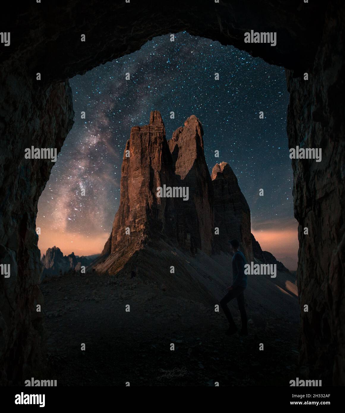 Les gars, les personnes sont debout en face des montagnes Tre Cime di Lavaredo dans les Dolomites, Italie.Photographie de nuit avec des étoiles et des laiteuses Banque D'Images