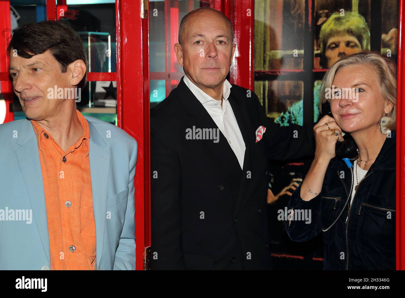 Londres, Royaume-Uni.25 octobre 2021.Londres, Royaume-Uni, le 25 octobre.Un magasin éclair ouvre sur Heddon Street pour marquer ce qui aurait été son 75e anniversaire offrant des articles David Bowie.Son biographe Dylan Jones et Victoria Broackes et Geoff Marsh ont assisté à l'inauguration.Credit: Uwe Deffner/Alay Live News Banque D'Images