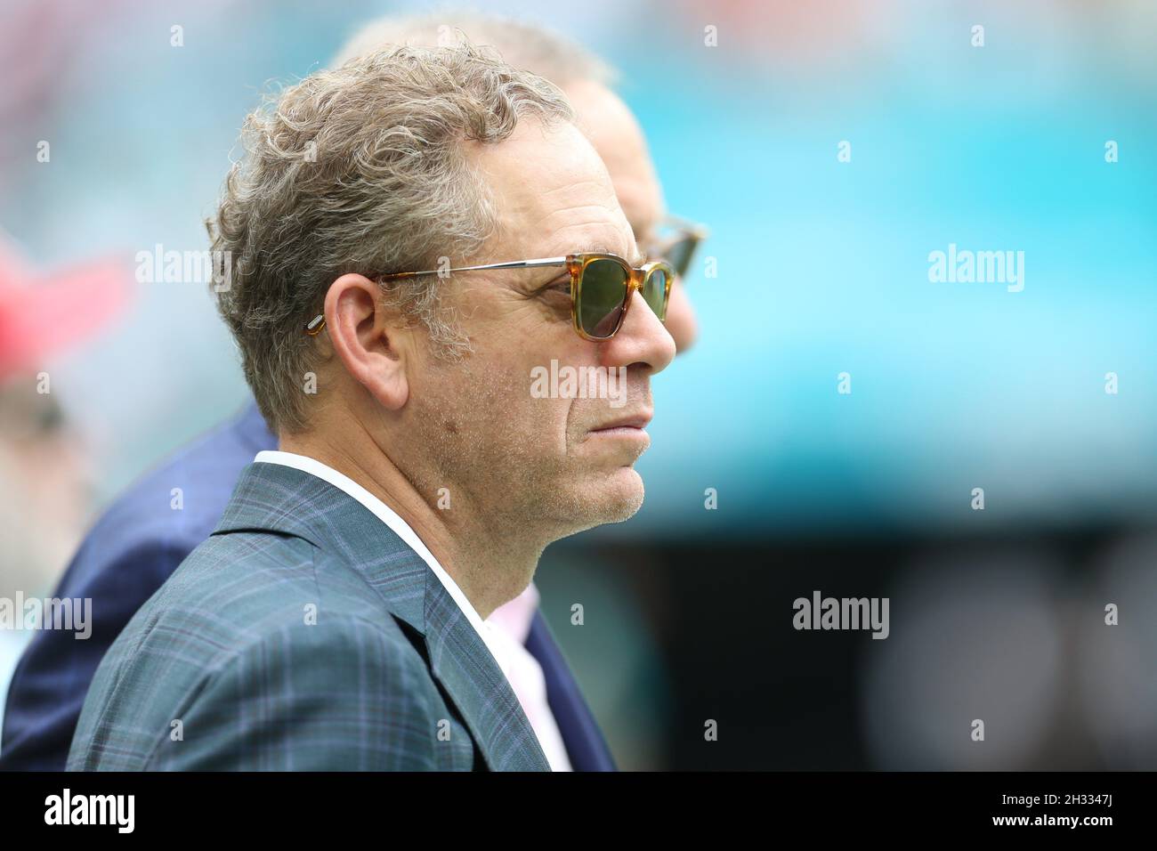 Dimanche 24 octobre 2021 ; Miami Gardens, FL États-Unis ;Miami Dolphins Vice-président/associé Bruce Beal avec président du conseil d'administration et associé directeur St Banque D'Images