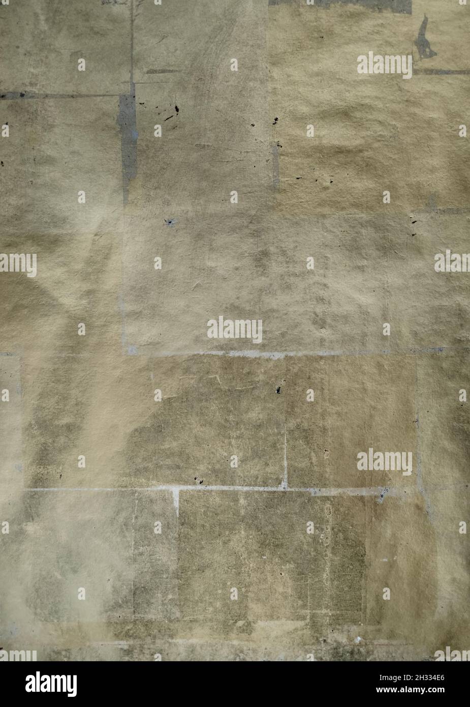 Arrière-plan abstrait de feuilles de papier doré collées sur un grand carton Banque D'Images