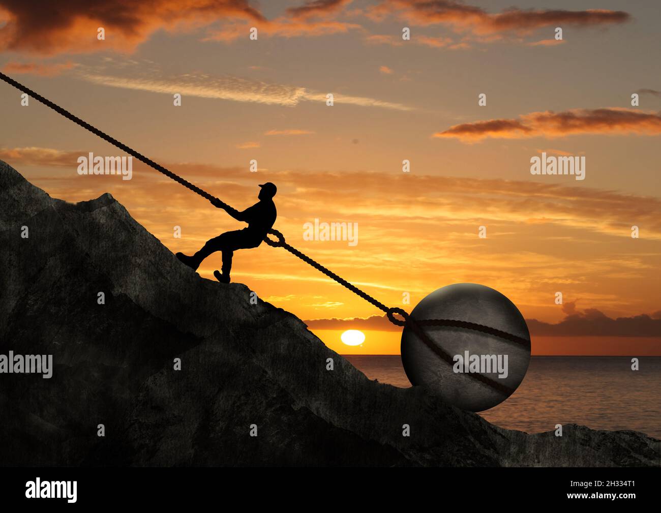 L'homme tire en montant Un Big Rock avec chaîne devant le coucher du soleil . Personne homme tirant vers le haut de la colline Une pierre circulaire vers le haut de l'entretien. Concept surréaliste, travail dur Banque D'Images L'homme tire en montant Un Big Rock avec chaîne devant le coucher du soleil . Personne homme tirant vers le haut de la colline Une pierre circulaire vers le haut de l'entretien. Concept surréaliste, travail dur Banque D'Images