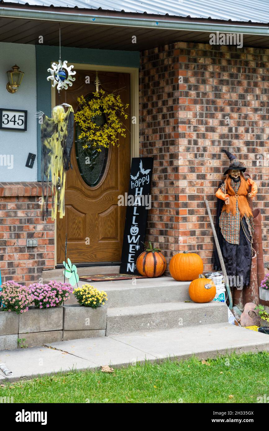 Décorations d'Halloween par la porte d'entrée d'une maison aux États-Unis. Banque D'Images