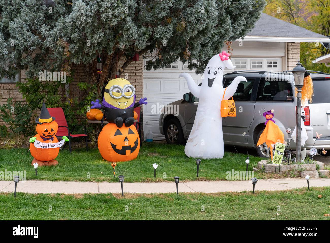 Décorations d'Halloween gonflables humoristiques devant une maison aux États-Unis. Banque D'Images