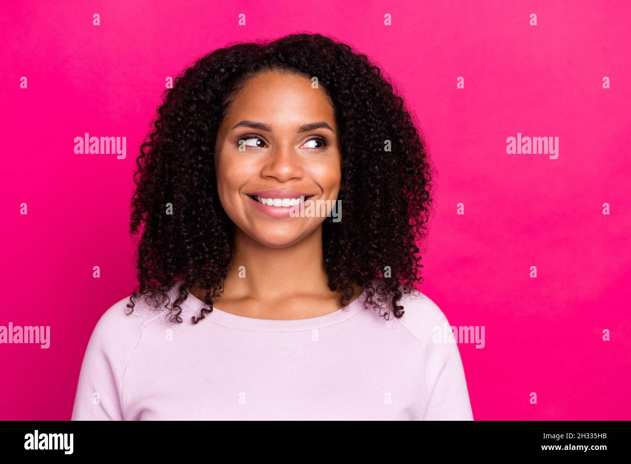 Photo de drole millenaire brune dame look vide espace porter pull rose isole sur fond de couleur magenta Photo Stock Alamy