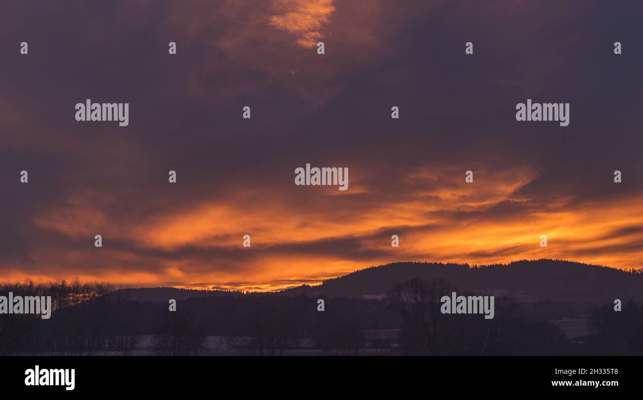 coucher de soleil - ciel rouge au-dessus du paysage vallonné Banque D'Images