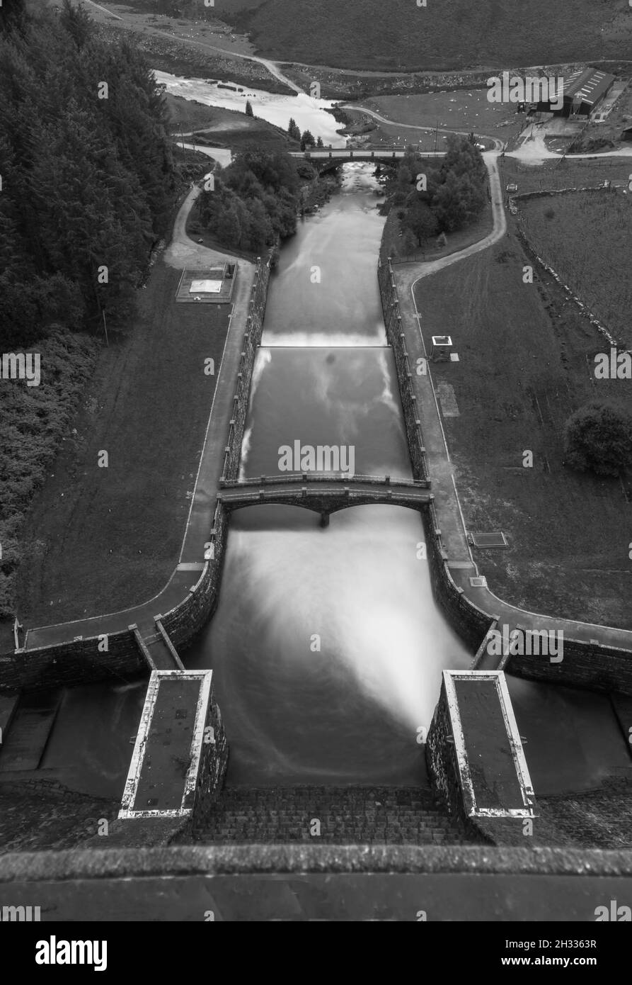Départ du réservoir Claerwen, vu du point de vue du barrage Claerwen, Elan Valley Wales UK. Septembre 2021 Banque D'Images