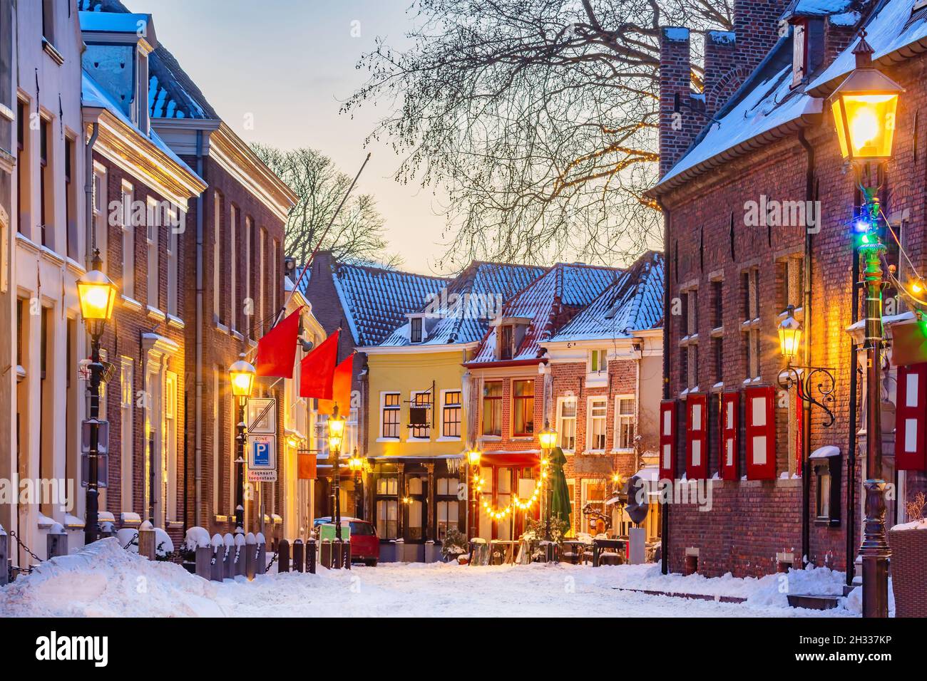 Vue d'hiver des restaurants et bars avec neige et décoration de noël pendant l'hiver à Doesburg, aux pays-Bas Banque D'Images