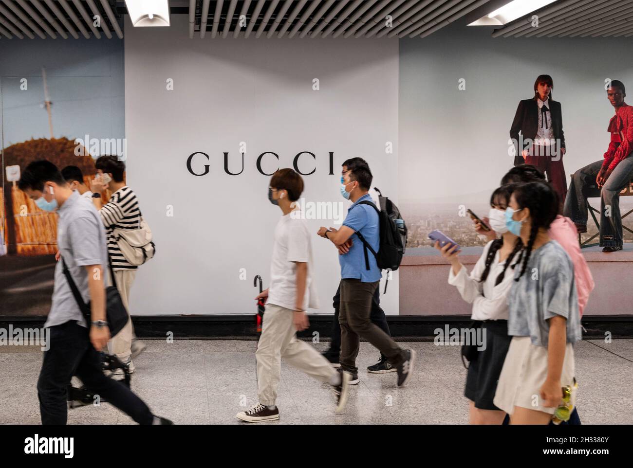 3 août 2021, Hong Kong, Chine : les navetteurs parcourent une publicité commerciale de la marque italienne de mode de luxe Gucci à la station de métro MTR à Hong Kong.(Credit image: © Budrul Chukrut/SOPA Images via ZUMA Press Wire) Banque D'Images