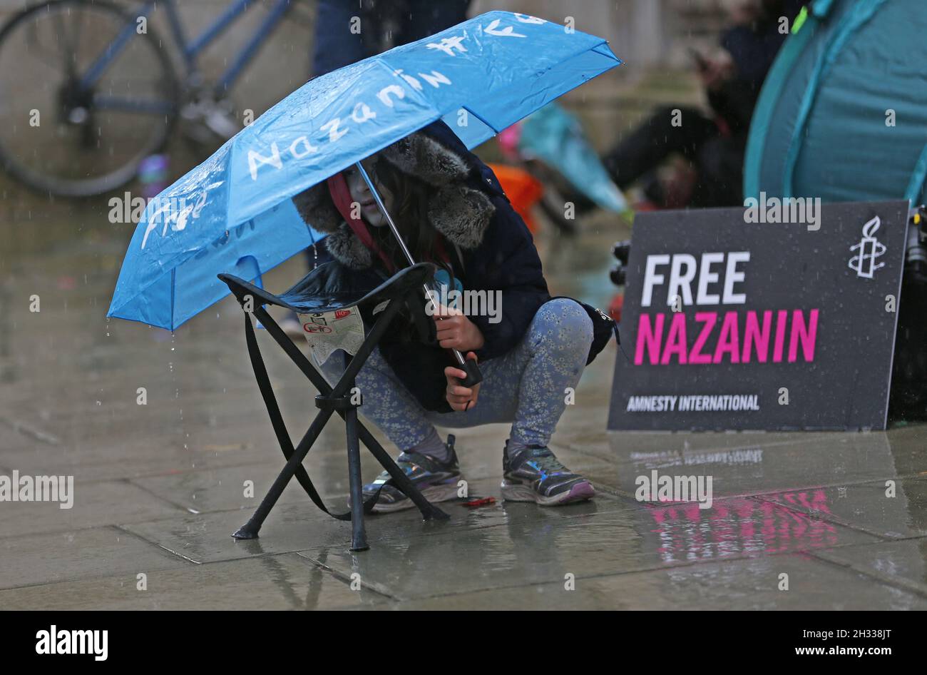 Londres, Angleterre, Royaume-Uni.25 octobre 2021.Fille du détenu national double britannique Nazanin Zaghari-Ratcliffe, GABRIELLA se joint à son père Richard Ratcliffe qui a commencé une grève de la faim à l'extérieur du Bureau des affaires étrangères et du Commonwealth.Nazanin Zaghari-Ratcliffe est emprisonné en Iran plus de 2000 jours.(Image de crédit : © Tayfun Salci/ZUMA Press Wire) Banque D'Images