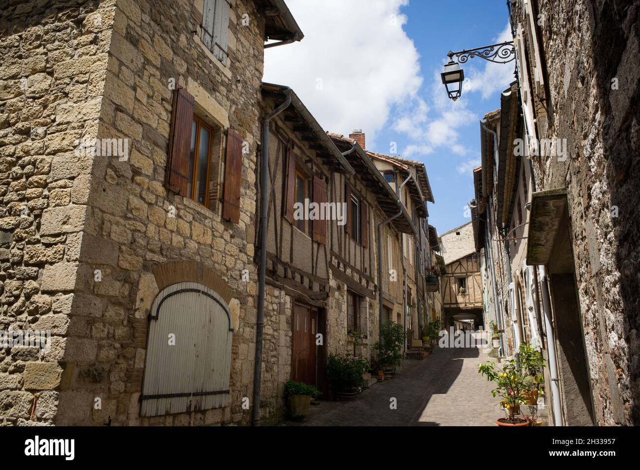 Castelnau de Montmiral (sud de la France) : allée pavée dans le village Banque D'Images