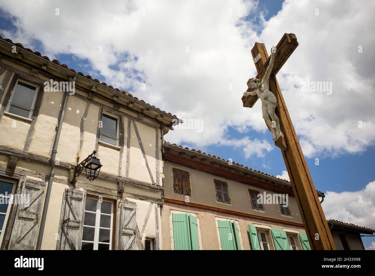 Castelnau de Montmiral (sud de la France) : maison à colombages et croix dans le village Banque D'Images