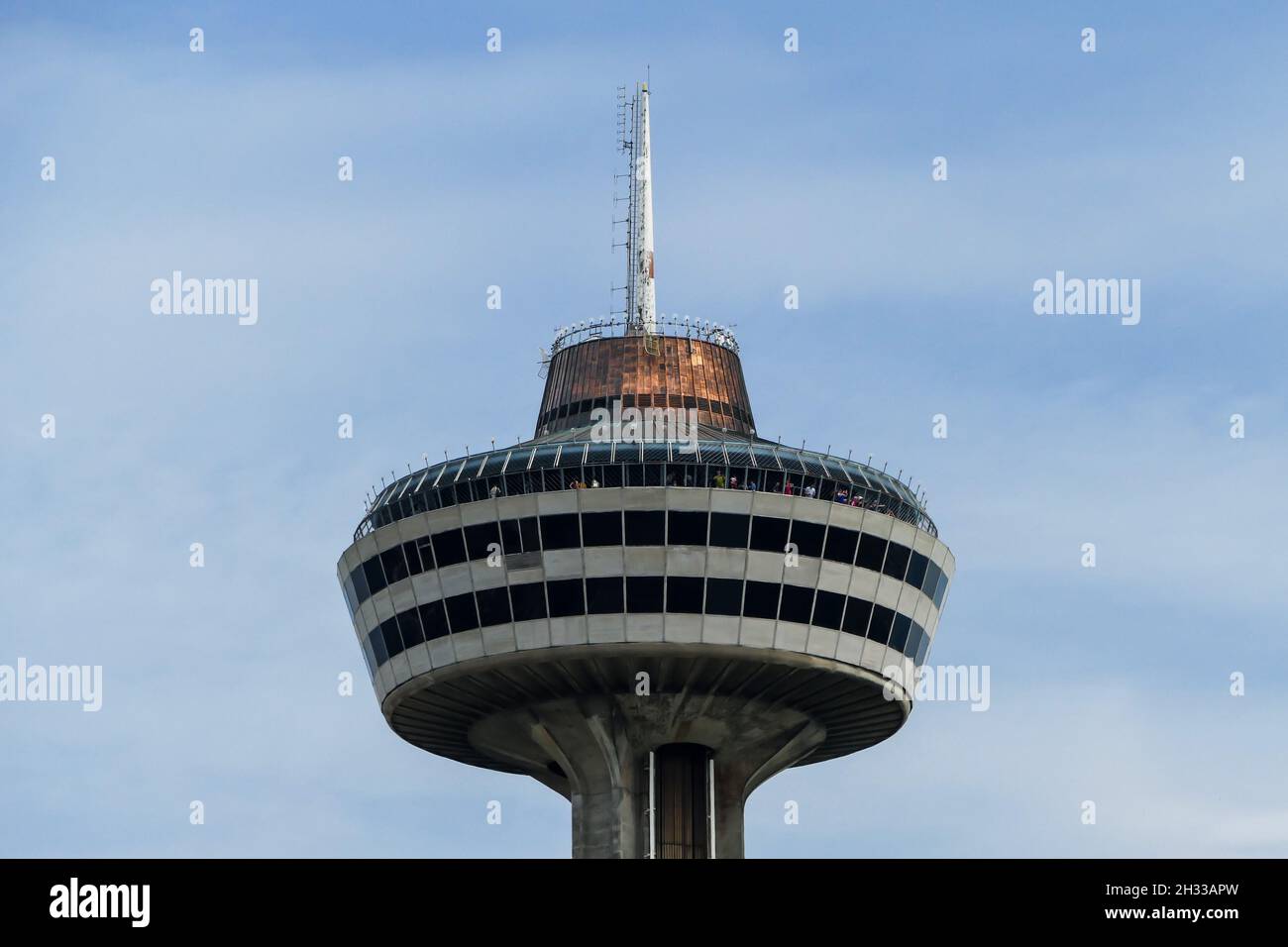 CHUTES NIAGARA, CANADA - 29 MAI 2016 : tour Skylon avec ciel bleu dans les chutes Niagara, vue du côté canadien dans les chutes Niagara Banque D'Images