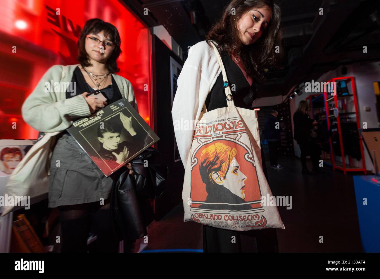 Londres, Royaume-Uni.25 octobre 2021.Bowie fans avec des achats dans la nouvelle boutique pop-up à Heddon Street dans le West End.Ouvert 75 jours avant le 75e anniversaire du chanteur, le pop-up est situé près de l'endroit où Bowie a posé comme Ziggy Stardust sur la couverture de son album de 1972 The Rise and Fall of Ziggy Stardust and the Spider de Mars.Le magasin vend des disques et des souvenirs en édition limitée, présentés par sa succession, et sera ouvert jusqu'en janvier 2022.Une boutique sœur ouvrira ses portes à New York et fera partie d’une célébration d’un an du 75e anniversaire de David Bowie.Credit: Stephen Chung / Alamy Live News Banque D'Images