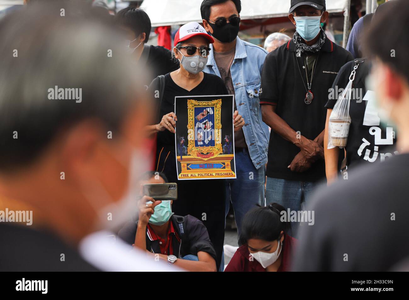 Bangkok, Thaïlande.24 octobre 2021.Le groupe Khana Ratsadon a tenu une conférence de presse devant la Cour suprême sur les manifestations le 31 octobre 2021, dans le thème Ratsadon, nécessité d'abolir la loi sur le lèse-majesté (article 112 du Code pénal) à l'intersection de Ratchaprasong.(Photo par Edirach Toumlamoon/Pacific Press) crédit: Pacific Press Media production Corp./Alay Live News Banque D'Images