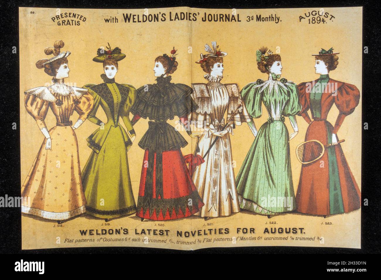 Affiche victorienne des dernières nouveautés de Weldon présentée avec le Weldon's Ladies Journal en août 1894 (réplique). Banque D'Images