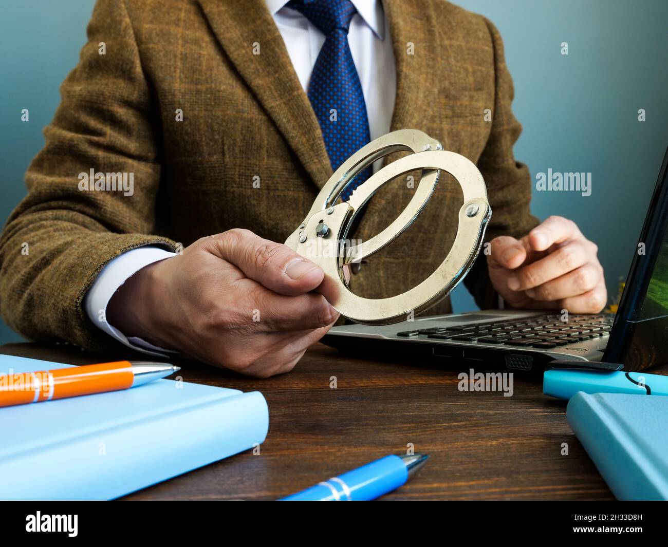 Concept de criminalité financière.Un homme en costume donne des menottes. Banque D'Images