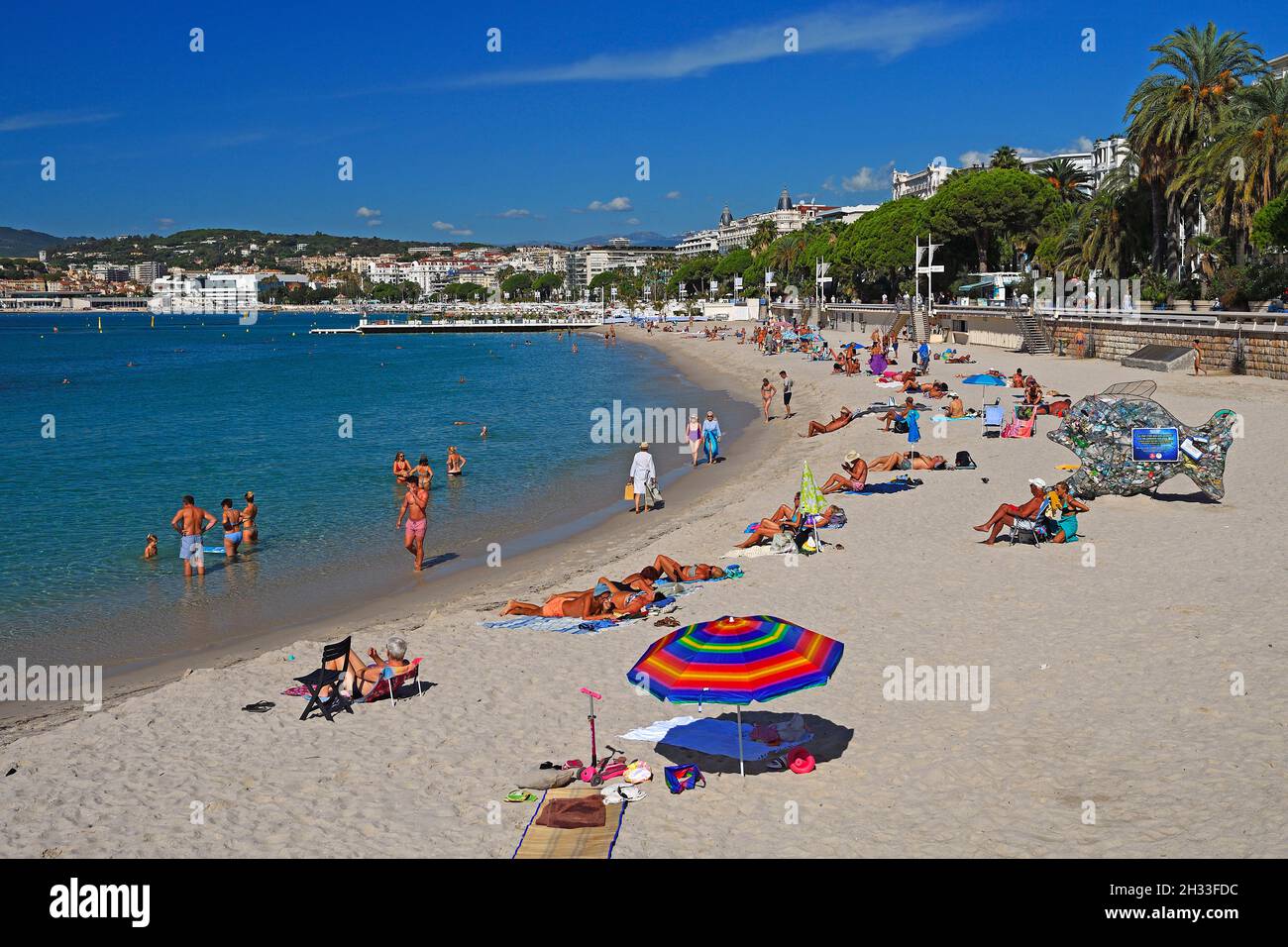 Strand und Bucht von Cannes, Côte d’Azur, Provence-Alpes-Côte d’Azur, Südfrankreich, Frankreich Banque D'Images