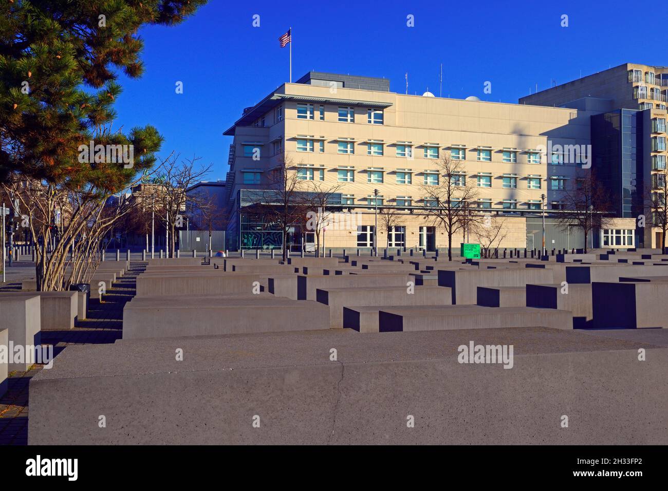 Stelen des Holocaustmahnmals mit der amerikanischen Botschaft im hintergrund, Berlin, Mitte, Deutschland Banque D'Images