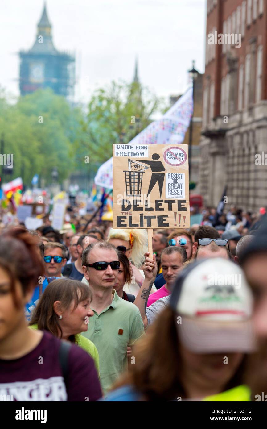 Les gens défilent lors d'un rassemblement Unite for Freedom dans le centre de Londres, le 29 mai 2021.La démonstration est contre ce que l'on appelle les passeports pour vaccins. Banque D'Images