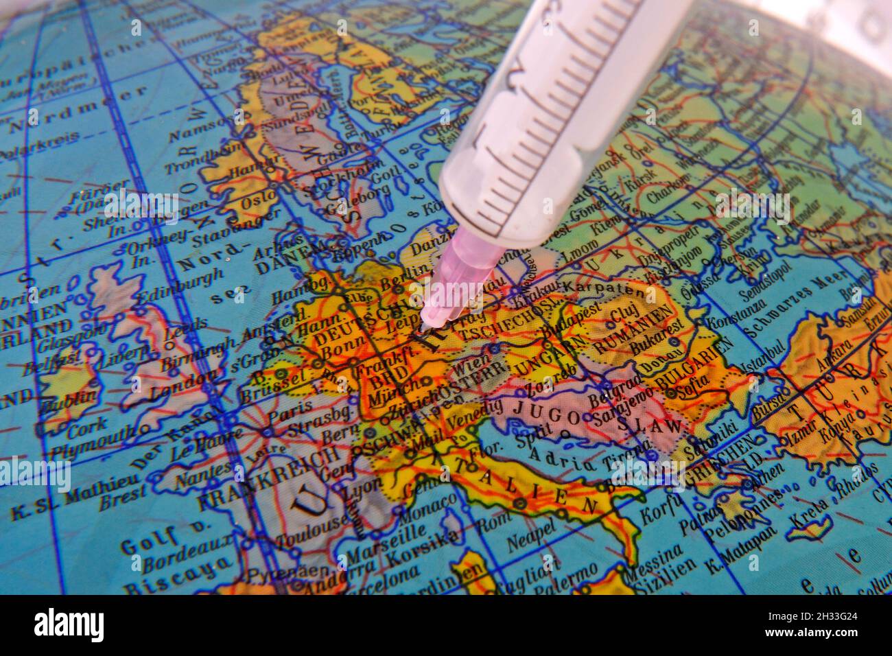 Globus Spritze en Allemagne, Symbolbild Corona - Pandemie, Impfungen Banque D'Images
