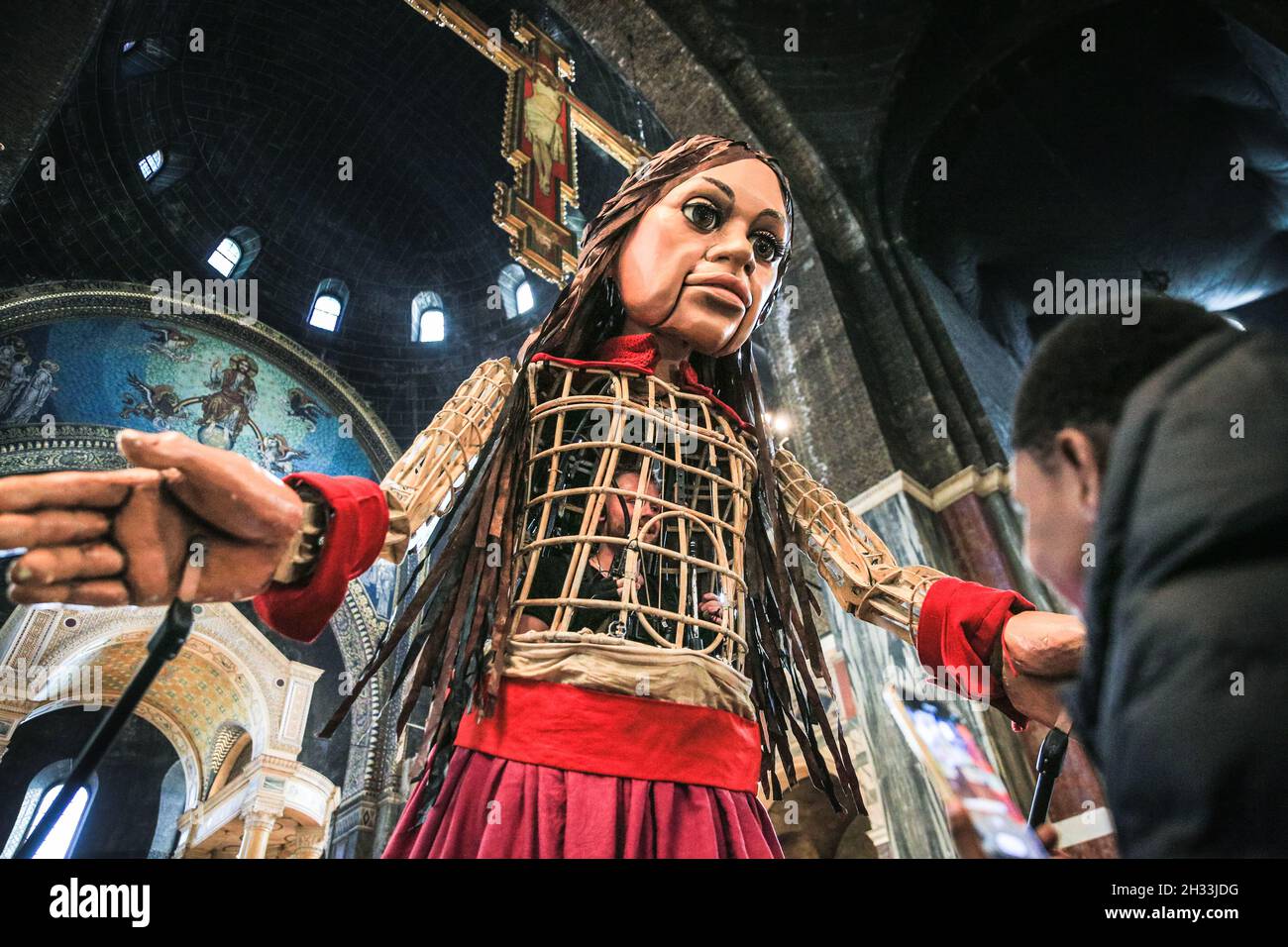 Westminster, Londres, Royaume-Uni.25 octobre 2021.Little Amal, la marionnette de 3,5 m de haut d'une fille syrienne, visite la cathédrale de Westminster aujourd'hui et rencontre le cardinal Nichols, reçoit une bénédiction et une carte d'anniversaire, comme c'est aujourd'hui son 10e anniversaire.Elle représente les nombreux enfants qui ont fui la persécution de guerre ou qui sont déplacés.Amal a parcouru plus de 8000km à travers l'Europe sur la « promenade », en commençant à la frontière entre la Syrie et la Turquie.Elle est actuellement à Londres avant de poursuivre son voyage vers Manchester.Credit: Imagetraceur/Alamy Live News Banque D'Images