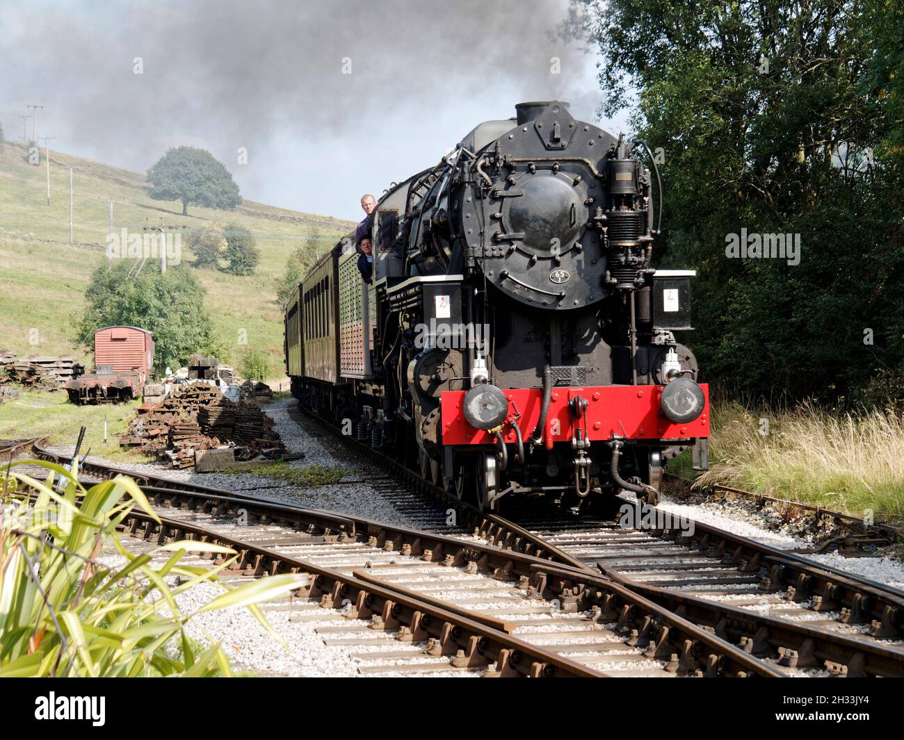 Worth Valley Railway 'Big Jim' un loco à vapeur de classe américaine S160 utilisé par le USA Transportation corps en Europe à la fin de la Seconde Guerre mondiale approche Oakworth. Banque D'Images