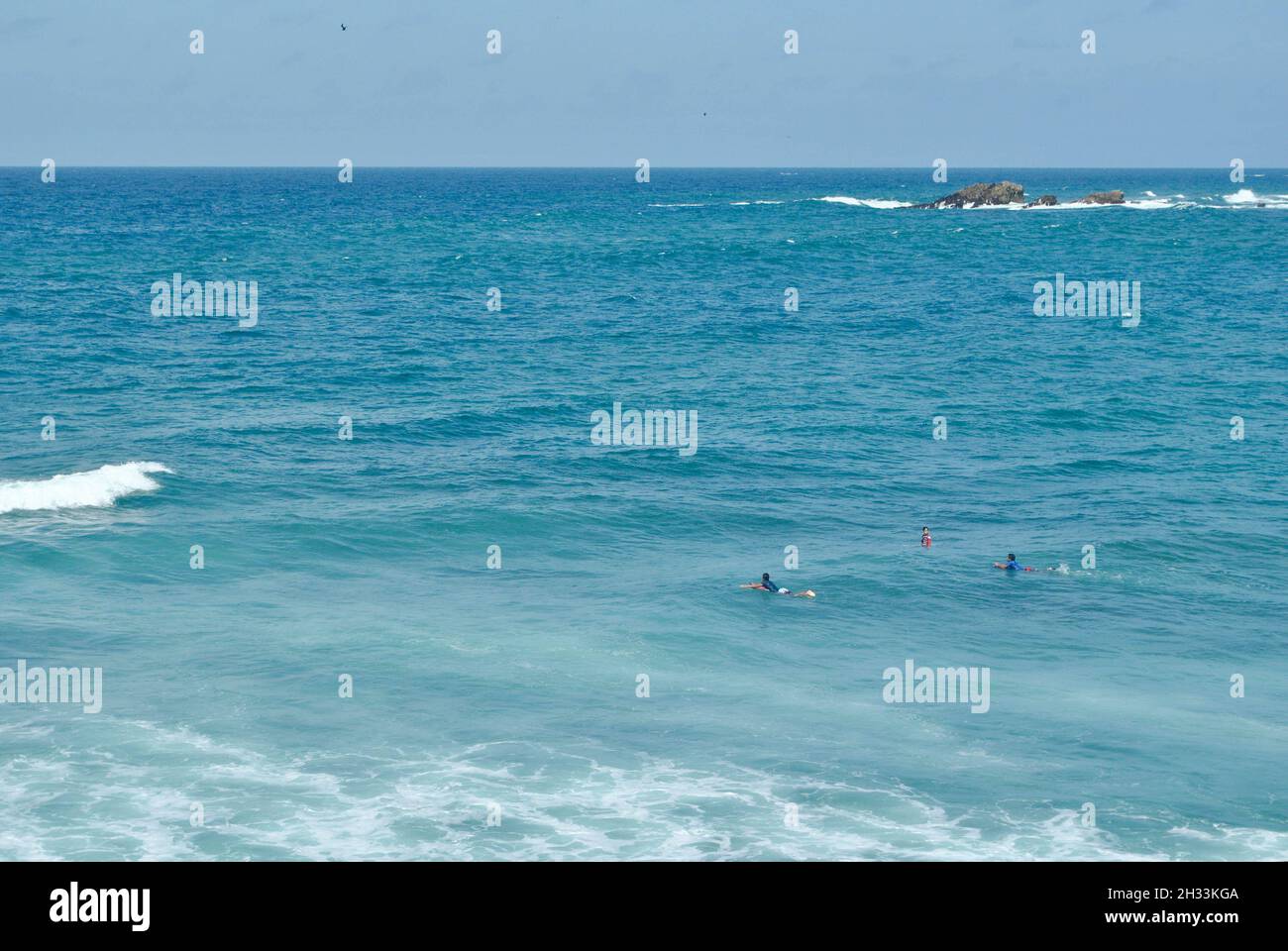 Surfeurs à la mer.Plage de Salinas.Province de Santa Elena, Équateur. Banque D'Images