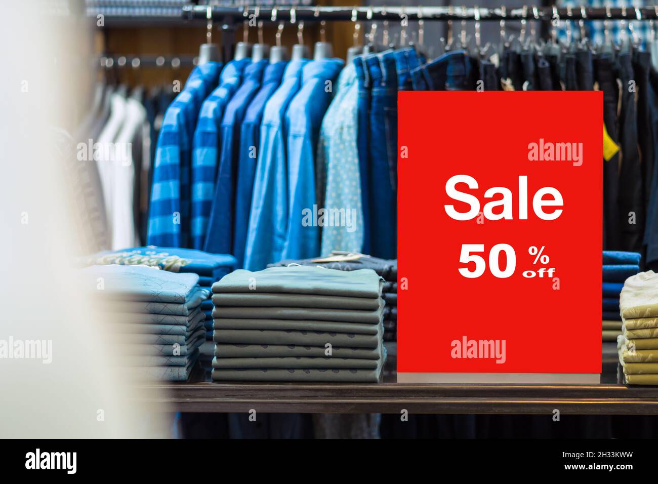 solde 50 de rabais maquette annoncer la mise en place du cadre d affichage sur la pile de jeans et la ligne de vetements dans le grand magasin pour le shopping affaires f