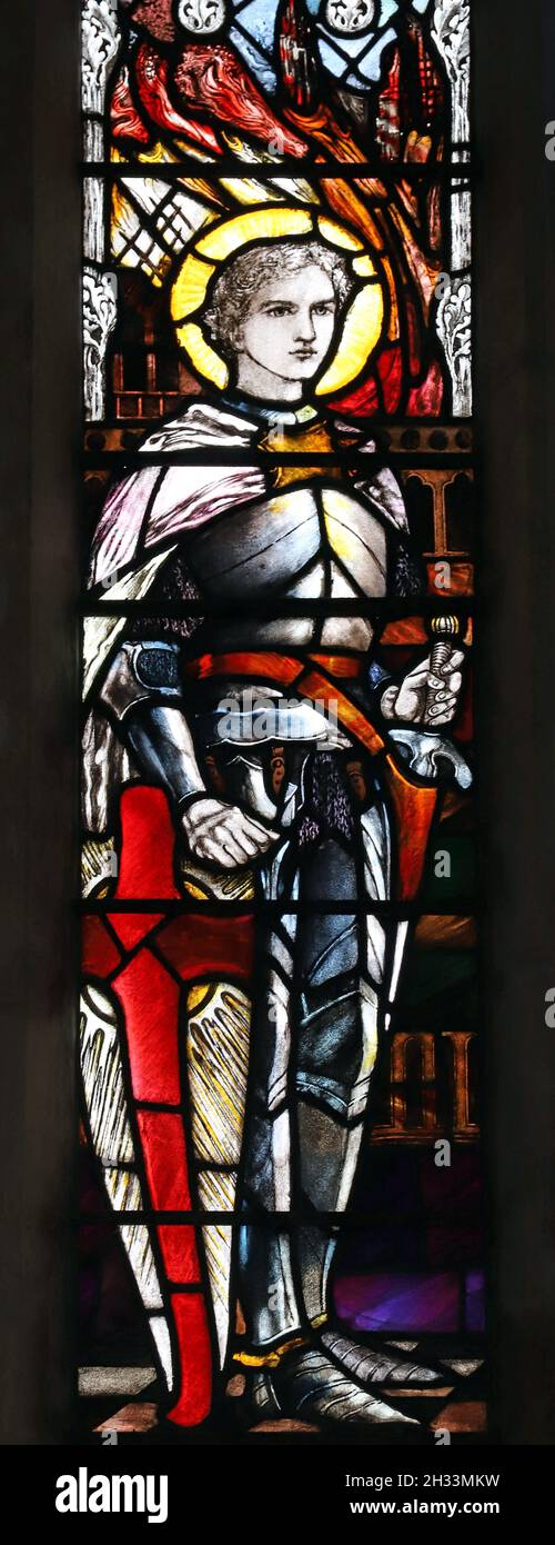 Une fenêtre en vitraux de Christpher Whall Studios 1920 représentant Saint George, l'église Saint-Léonard, Apethorpe, Northamptonshire Banque D'Images