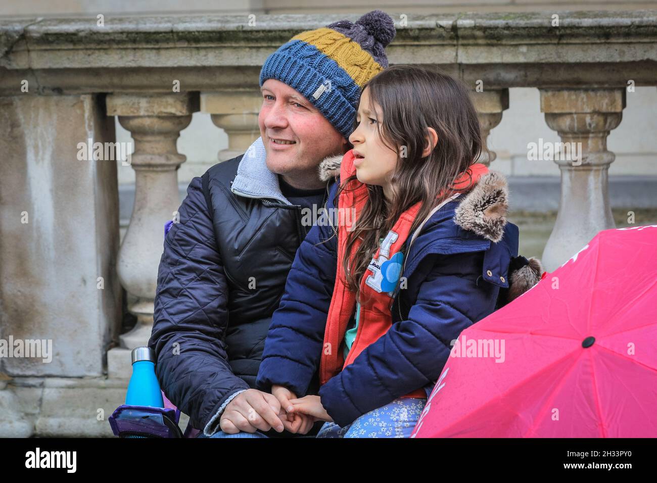 Westminster, Londres, Royaume-Uni.25 octobre 2021.Richard Ratcliffe aujourd'hui, à l'extérieur du Foreign Office à Londres, avec leur fille Gabriella.Radcliffe en grève de la faim pour continuer à mettre en lumière la situation de son épouse Nazanin Zaghari-Ratcliffe, qui est toujours détenue en Iran.Il prévoit de dormir dans une tente devant le Foreign Office de Londres pour faire pression sur le Premier ministre Boris Johnson.Credit: Imagetraceur/Alamy Live News Banque D'Images