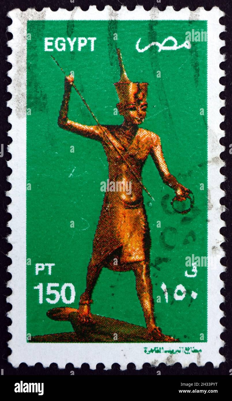 ÉGYPTE - VERS 1982 : un timbre imprimé en Égypte montre le roi Toutankhamen comme Harpooner, une statue d'or du roi Toutankahamen, vers 1982 Banque D'Images